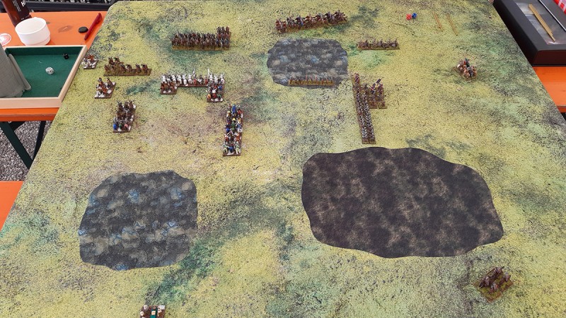 Die Ordenstruppen stürmen voran. Die russische Kavallerie von der rechten Seite eilt zur Unterstützung auf die linke Seite, die Speerträger versuchen, sich umzuformieren.