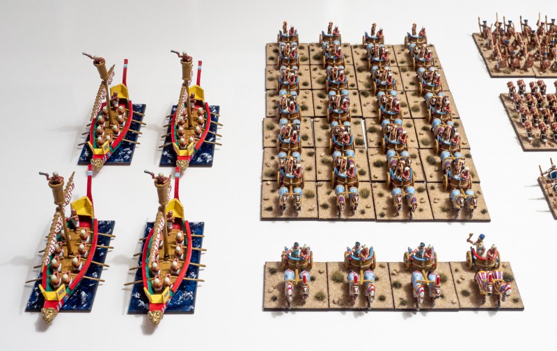 New_Kingdom_Egyptian_02.jpg (1.02 MiB) 6924 mal betrachtet Die Boote und die Streitwagenabteilung, vorne die vier Generäle inklusive Pharao.