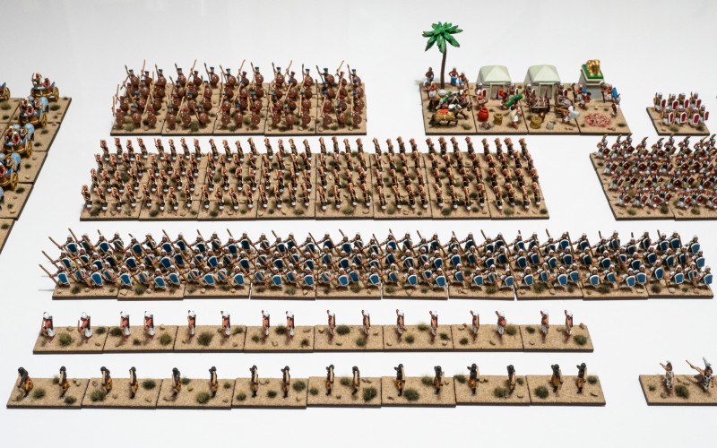 New_Kingdom_Egyptian_03.jpg (1.1 MiB) 6682 mal betrachtet Vorne leichtbewaffnete Plänkler mit Bögen, dahinter Speerkämpfer, dahinter Bogenschützen, ganz hinten Angehörige der Seevölker.