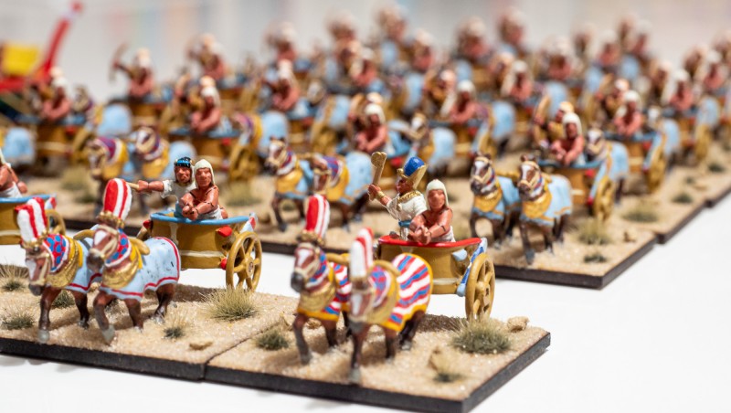 New_Kingdom_Egyptian_08.jpg (803.96 KiB) 6370 mal betrachtet Ganz vorne führt der Pharao seine Streitwagen an. Es könnte sich bspw. um Ramses II. handeln, bekannt aus dem Klassiker The Ten Commandments ;-)