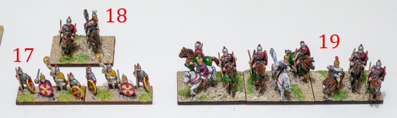 Late_Imperial_Roman_06.jpg (254.23 KiB) 5556 mal betrachtet Die Generalität: 17. Generäle zu Fuß. 18. Berittener General auf LH. 19. Berittene Generäle auf Cv.