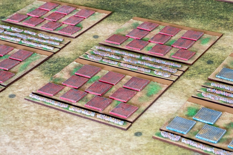 Strength_and_Honour_Roman_Army_04.jpg (1.47 MiB) 2033 mal betrachtet Gut zu erkennen ist hier die Linie von Leichtbewaffneten vor den vorne stehenden formierten Truppen sowie die drei Reservelinien dahinter. (Diese Linien erfüllen ihren Zweck im Sinne der Regel "Skirmish and reserve lines" im Regelwerk.)