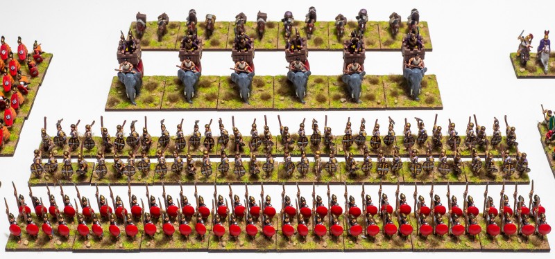 Later_Carthaginian_04.jpg (548.66 KiB) 1350 mal betrachtet Unten Libyan spearmen, Reg Sp (O). Darüber Spanish mercenary scutarii, Reg Bd (F). Dann African elephants, Irr El (I). Oben das Lager.