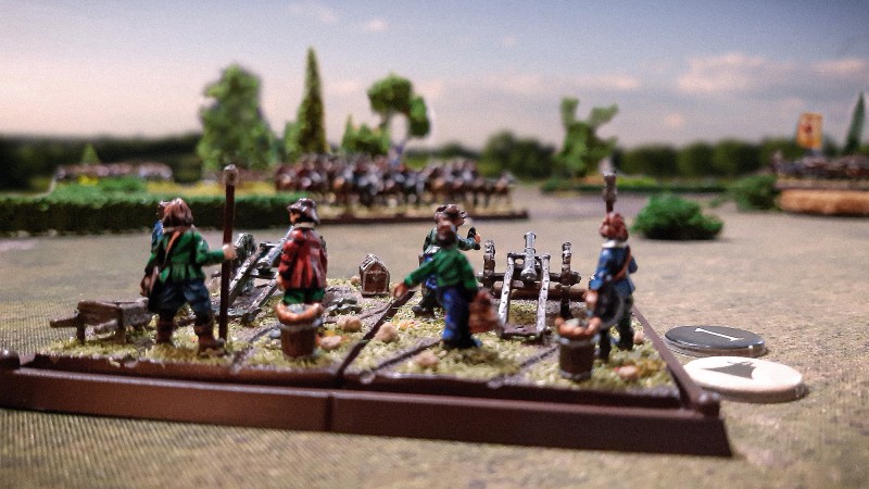 Die brandenburgische Vier-Pfünder-Artillerie ist teuer in der Aufstellung, aber konnte weite Phasen des Scharmützels dominieren. Sie war weit außen im rückwärtigen Raum der Brandenburger positioniert und überblickte weite Räume des Gefechtsfelds.