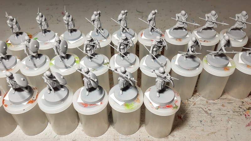 Die ersten grundierten Figuren stehen bereit zum Bemalen - es handelt sich um die beiden Einheiten Heavy Infantry.