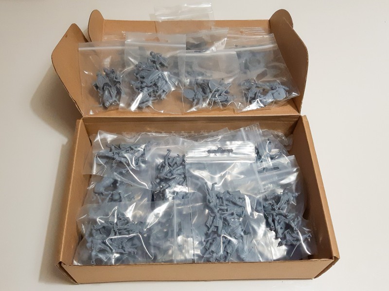 ... randvoll mit Figuren.