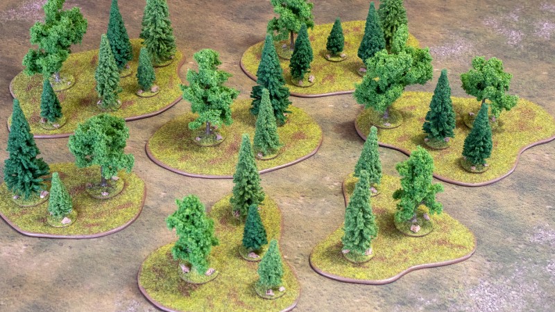 Wälder, selbst gebastelt aus zurecht gesägten Holzplatten und Miniaturbäumen aus dem Modellbahn-Zubehör.